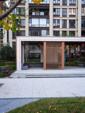 Ahşap perdeler ve manzaralı bir bahçe bahçesinde taş basamaklar bulunan zarif bir halk köşkünün simetrik ön görüntüsü. Görüntü kaliteli bir yaşam tarzı ve mimari uyum sağlıyor. Doğal ışıklandırmalı yüksek kaliteli gerçek fotoğrafçılık.