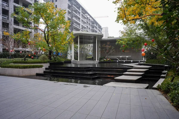 Yapılandırılmış, sessiz bir dinlenme odasında büyük ve sıcak kağıt fenerler bulunan minimalist bir iç mekan. Görüntü kültürel zarafet, rahatlama, denge ve karmaşık iç tasarım içeriyor. Yüksek kalitede gerçek fotoğrafçılık ve sığ fi derinliği