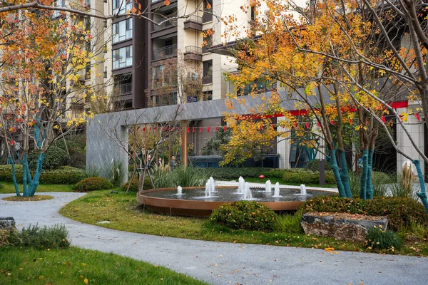 Geniş çaplı yapay sis manzarası halka açık sakin bir bahçedeki yuvarlak bir su çeşmesinin ve çakıl yollarının üzerinde yuvarlanıyor. Görüntü, Zen manzarası ve ahenkli bir yaşam sunuyor. Doğal ışıklandırmalı yüksek kaliteli gerçek fotoğrafçılık.