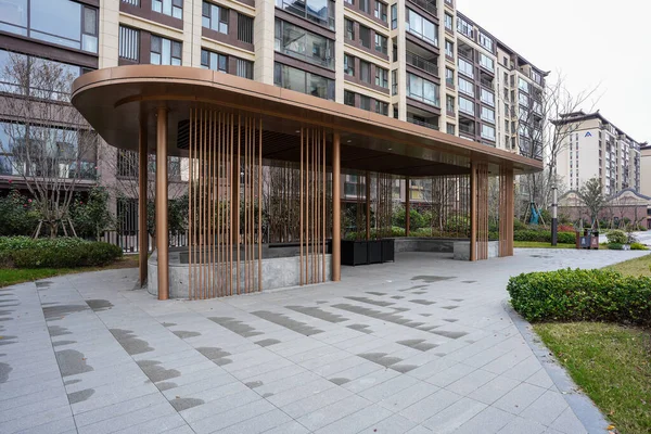 Uçsuz bucaksız bir çarşaf üzerinde eğimli bir çatı ve dikey tahta levhalar bulunan zarif modern topluluk pavyonu. İmaj, mimari zarafet ve lüks mahalle konforları sunuyor. Doğal ışıklandırmalı yüksek kaliteli gerçek fotoğrafçılık.