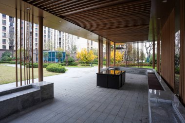 Yeşil bahçeye bakan ahşap kaplamalı tavanlar, ekranlar ve taş bankların yer aldığı şık bir halk köşkünün ayrıntılı iç görünüşü. Görüntü çağdaş tasarım ve lüks yaşam tarzını taşır. Natura ile yüksek kaliteli gerçek fotoğrafçılık