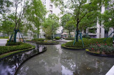 Sakin bir gölet ve olgun ağaçların bulunduğu güzel, yeşil bir bahçe manzarası sessiz bir kaçış sunuyor. Görüntü, sükuneti, doğal güzelliği, dinginliği ve dışarıda keyifli bir hayatı aktarıyor. Sığ alan derinliğine sahip yüksek kaliteli gerçek fotoğrafçılık.