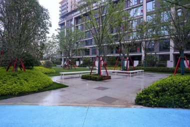 Parlak mavi bir faaliyet pisti ve akşamları temiz beyaz taş bankları olan modern bir peyzaj parkı. Görüntü, toplumsal eğlenceyi, kentsel tasarımı, barışı ve aktif yaşam tarzını aktarıyor. Sığ alan derinliğine sahip yüksek kaliteli gerçek fotoğrafçılık