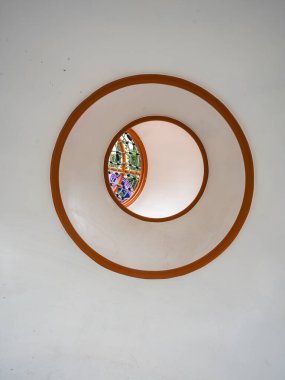 Oyun parkındaki eşsiz dairesel tünel yapısı, düz bir perspektiften görülebiliyor, yaratıcı oyunlara davetiye çıkarıyor. Görüntü mimari oyunculuk, çocukluk merakı, tasarım ve minimalist estetiği taşır. Yüksek kalite gerçek fotoğraf.