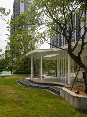Doğanın ortasında sakin ve korunaklı bir yer sunan yemyeşil bir bahçe içine kurulmuş şık beyaz bir pavyon. Görüntü, mimari zarafet, açık hava sağlığı, toplum barışı ve tasarım lüksü taşır. sh ile yüksek kaliteli gerçek fotoğrafçılık