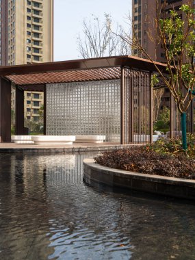 Tarif: Zen bahçesindeki sakin bir gölete bakan modern bir mimari pavyon. Görüntü, Zen tasarımı, mimarisi ve barışı iletir. Yüksek kalite fotoğrafçılık.