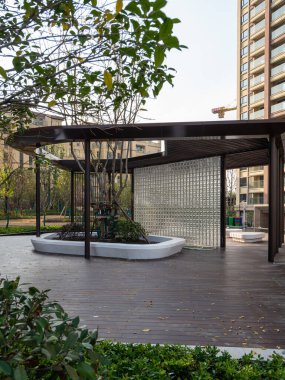 Tarif: Zen bahçesinde ahşap güvertesi olan modern bir pavyon. Görüntü, Zen yaşamını, doğasını ve mimari tasarımını aktarır. Yüksek kalite fotoğrafçılık.