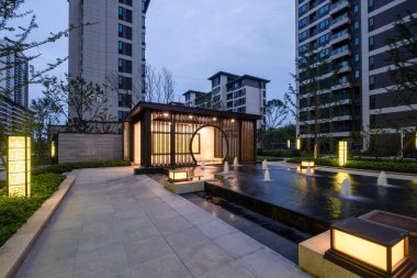 Tarif: Geceleri bir yerleşim yerindeki çeşme bahçesinin modern ay kapısı görüntüsü. Görüntü, Zen manzarası, tasarım ve huzurlu bir gece sunar. Yüksek kalite fotoğrafçılık.