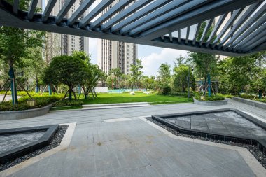 Tarif: Peyzajlı bir bahçe alanında mimari çerçevesi olan modern bir pavyon. Görüntü, açık hava salonu, mimari ve bahçe tasarımı ile taşınıyor. Yüksek kalite fotoğrafçılık.