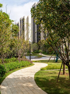 Açıklama: güneşli bir şehir parkındaki yemyeşil bir bahçede güzel, dolambaçlı bir yürüyüş yolu. Görüntü, doğanın boş zamanlarını, tasarımı ve barışı aktarıyor. Yüksek kalite fotoğrafçılık.