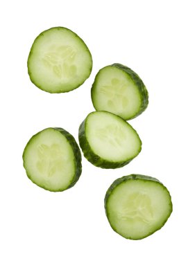 Beyaz veya şeffaf png üzerinde izole edilmiş düşen salatalık dilimleri