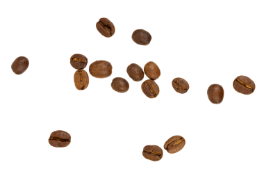 Bazı kahve çekirdekleri beyaz ya da şeffaf png üzerine dökülüyor.