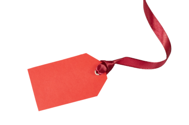 Beyaz veya şeffaf png üzerinde izole edilmiş kıvırcık hediye kurdele bandı ile boş kırmızı hediye etiketi