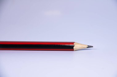 Büyük kopya alanı olan beyaz arkaplanda izole edilmiş tahta kalem ucunu kapat. Eğitim, yazma, çizim, okul malzemeleri ve akademik çalışma alanı için asgari kırtasiye kavramı.