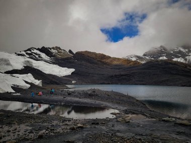 Huascaran Ulusal Parkı 'ndaki Pastoruri Buzulu ve Buzul Gölü, Ancash, Peru