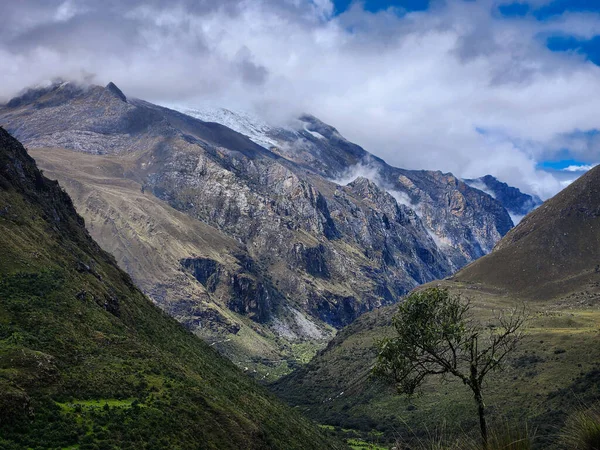 Cordillera Blanca 'nın Panoramik Görünümü