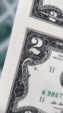 Kesilmemiş iki dolarlık banknotlar beyaz arka planda izole edilmiş. Temiz beyaz bir arka planda izole edilmiş, işlenmemiş iki dolarlık banknotlar..