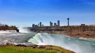 Niagara Şelalesi manzaralı şehir silueti ve gündüz saatlerinde gözlem kulesi. Su Niagara Şelalesi 'nin üzerinden akıyor.