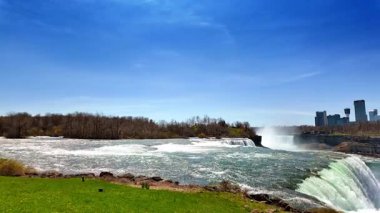 Ontario, Kanada, 9 Ağustos 2025: Niyagara Şelaleleri açık bir günde arka planda gökyüzü ve kayalardan akan su