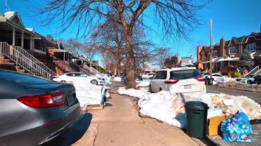 New York, ABD, 9 Ocak 2025: New York 'taki yerleşim yerlerini kar kapladı. Park halindeki arabaları ve kışın kirli kar yığınlarıyla New York 'ta ikamet ediyor..