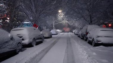 New York, ABD, 20 Şubat 2026: Brooklyn caddesinde kar altında kalmış araçlar. Yerleşim yerinin geniş açılı görüntüsü. Simetrik sıra sıra arabalar kar fırtınası sonrası derin karla kaplı..