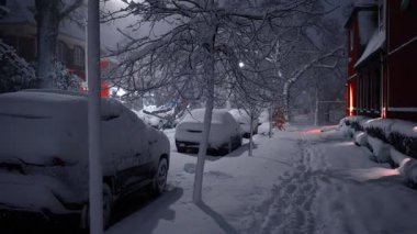 New York 'un yerleşim yerindeki kaldırımlar karla kaplıydı. Kaldırımda derin kar, gömülü arabaların ve donmuş ağaçların yanında ayak izleri..