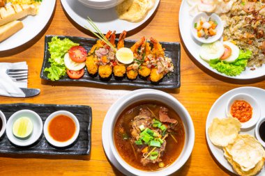 Baharatlı biftek, kıyma, domuz eti ve sebze üzerine baharatlı ızgara sığır eti, üzerine beyaz pirinç, susam tohumu, haşlanmış yumurta, marul, salatalık ve domates. Mutfak, yemek menüsü ya da sağlıklı yaşam tarzı için mükemmel.