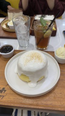 Jakarta, Endonezya - 15 Ocak 2026 - Jakarta 'da bir McDonald' s ve McCaf restoranının dış tarafında müşteriler akşam lambaları altında yemek yiyor..