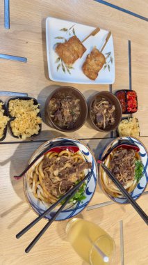 Çeşit çeşit Japon aperatifleri Kızarmış Gyoza Mantı ve Dipping Sosu ile Altın Kızarmış Tempura