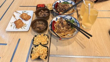 Çeşit çeşit Japon aperatifleri Kızarmış Gyoza Mantı ve Dipping Sosu ile Altın Kızarmış Tempura