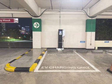 Jakarta, Endonezya - 15 Ocak 2026: Cakarta 'daki Plaza Senayan otoparkındaki elektrikli araç şarj istasyonu.