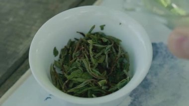 Geleneksel Çin çay seremonisi aksesuarları, Svanetis 'in karlı Kafkasya zirvelerinin nefes kesen bahar manzarasına karşı hazırlanmış organik Gürcü çayıyla hazırlanmıştır. Bu sakin, insansız sahne yavaş bir yaşamı çağrıştırıyor.