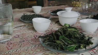 Geleneksel Çin çay seremonisi aksesuarları, Svanetis 'in karlı Kafkasya zirvelerinin nefes kesen bahar manzarasına karşı hazırlanmış organik Gürcü çayıyla hazırlanmıştır. Bu sakin, insansız sahne yavaş bir yaşamı çağrıştırıyor.