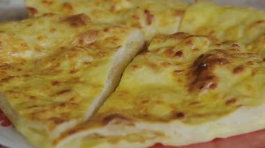 Gürcistan 'ın Tiflis kentinde taze lavaş ve khachapuri peynirli ekmeğin yer aldığı geleneksel Gürcistan yapımı fırınlanmış ürünlerin otantik gösterisi. Bu ağız sulandırıcı kompozisyon, Gürcistan 'ın yavaş yemek kültürünü ve mutfak mirasını kutluyor.