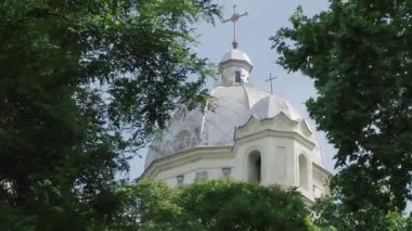 Gürcistan 'ın Tiflis kentindeki geleneksel Hıristiyan Ortodoks kilisesinin huzurlu yaz sezonunda ele geçirilen görüntüsü. Bu tefekküre dayalı mimari sahne ruhani meditasyonu, yavaş yaşamı ve derin dini mirası simgeler.