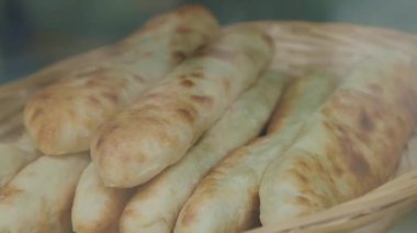 Gürcistan 'ın Tiflis kentinde taze lavaş ve khachapuri peynirli ekmeğin yer aldığı geleneksel Gürcistan yapımı fırınlanmış ürünlerin otantik gösterisi. Bu ağız sulandırıcı kompozisyon, Gürcistan 'ın yavaş yemek kültürünü ve mutfak mirasını kutluyor.