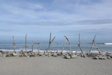 New Zaeland plajında Hokitika tabelası