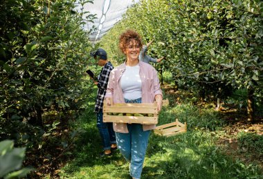 Armut bahçesinde çalışan genç kadın çiftçinin portresi..