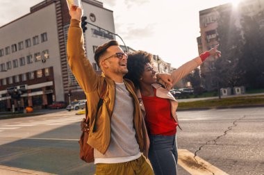 Gülümseyen bir çift tatilde eğleniyor, genç bir turist geziyor ve gün içinde şehir sokaklarını keşfediyor..