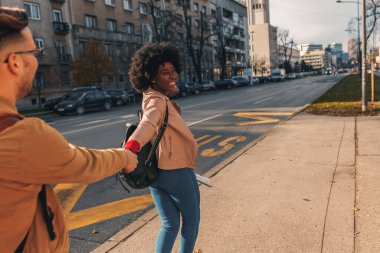 Gülümseyen bir çift tatilde eğleniyor, genç bir turist geziyor ve gün içinde şehir sokaklarını keşfediyor..