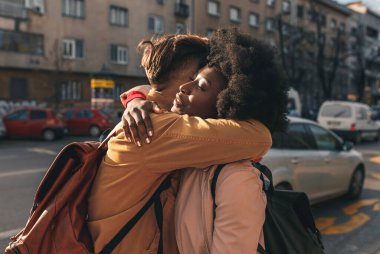 Gülümseyen bir çift tatilde eğleniyor, genç bir turist geziyor ve gün içinde şehir sokaklarını keşfediyor..