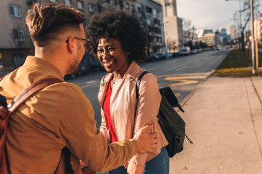 Gülümseyen bir çift tatilde eğleniyor, genç bir turist geziyor ve gün içinde şehir sokaklarını keşfediyor..