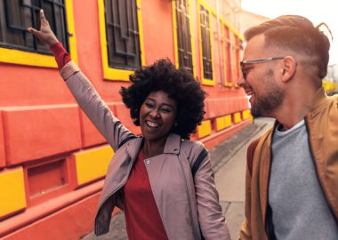 Gülümseyen bir çift tatilde eğleniyor, genç bir turist geziyor ve gün içinde şehir sokaklarını keşfediyor..