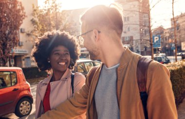 Gülümseyen bir çift tatilde eğleniyor, genç bir turist geziyor ve gün içinde şehir sokaklarını keşfediyor..
