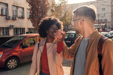 Gülümseyen bir çift tatilde eğleniyor, genç bir turist geziyor ve gün içinde şehir sokaklarını keşfediyor..
