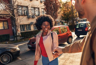 Gülümseyen bir çift tatilde eğleniyor, genç bir turist geziyor ve gün içinde şehir sokaklarını keşfediyor..