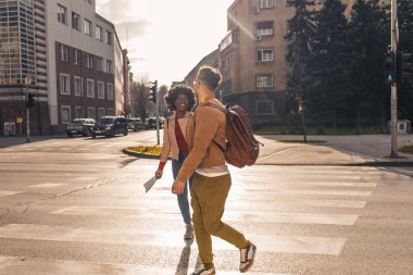 Gülümseyen bir çift tatilde eğleniyor, genç bir turist geziyor ve gün içinde şehir sokaklarını keşfediyor..