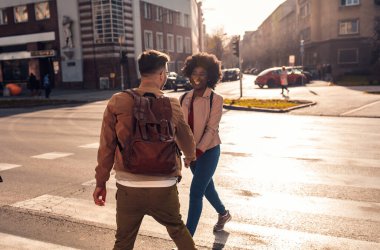Gülümseyen bir çift tatilde eğleniyor, genç bir turist geziyor ve gün içinde şehir sokaklarını keşfediyor..