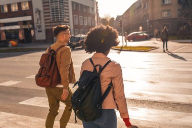 Gülümseyen bir çift tatilde eğleniyor, genç bir turist geziyor ve gün içinde şehir sokaklarını keşfediyor..