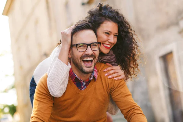 Mutlu çift şehirde güneşli bir sonbahar gününde bisiklet sürerken eğleniyor..